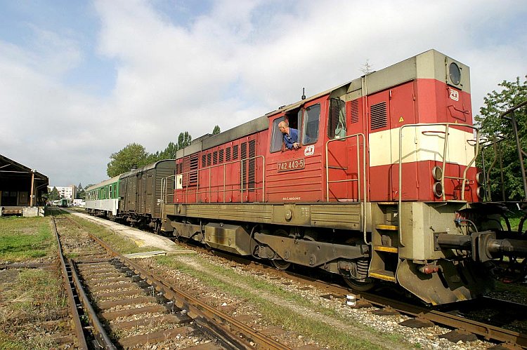 Příjezd vlaku R 647 Šumava - posunování odpojeného vagónu s návštěvníky akce, Den s handicapem - Den bez bariér Český Krumlov, 10. září 2005, foto: © Lubor Mrázek