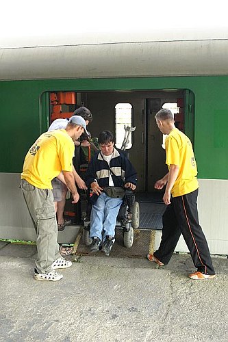 Příjezd vlaku R 647 Šumava, Den s handicapem - Den bez bariér Český Krumlov, 10. září 2005, foto: © Lubor Mrázek