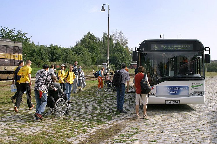 Doprava účastníků nízkopodklažními autobusy, Den s handicapem - Den bez bariér Český Krumlov, 10. září 2005, foto: © Lubor Mrázek