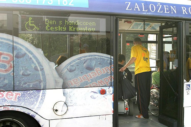 Doprava účastníků nízkopodklažními autobusy, Den s handicapem - Den bez bariér Český Krumlov, 10. září 2005, foto: © Lubor Mrázek