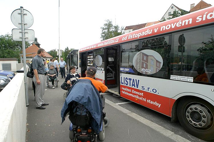 Doprava účastníků nízkopodklažními autobusy, Den s handicapem - Den bez bariér Český Krumlov, 10. září 2005, foto: © Lubor Mrázek