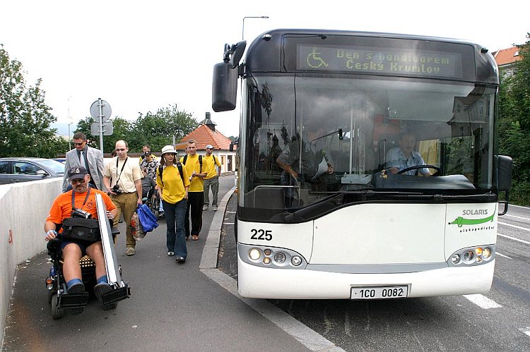 Doprava účastníků nízkopodklažními autobusy, Den s handicapem - Den bez bariér Český Krumlov, 10. září 2005, foto: © Lubor Mrázek