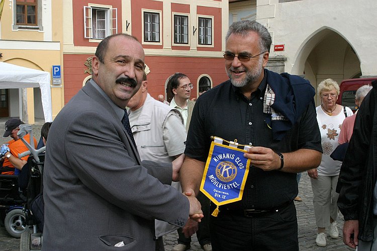 Libor Frýba a Wilhelm Patri MAS, program a setkání v centru města Český Krumlov, Den s handicapem - Den bez bariér Český Krumlov, 10. září 2005, foto: © Lubor Mrázek