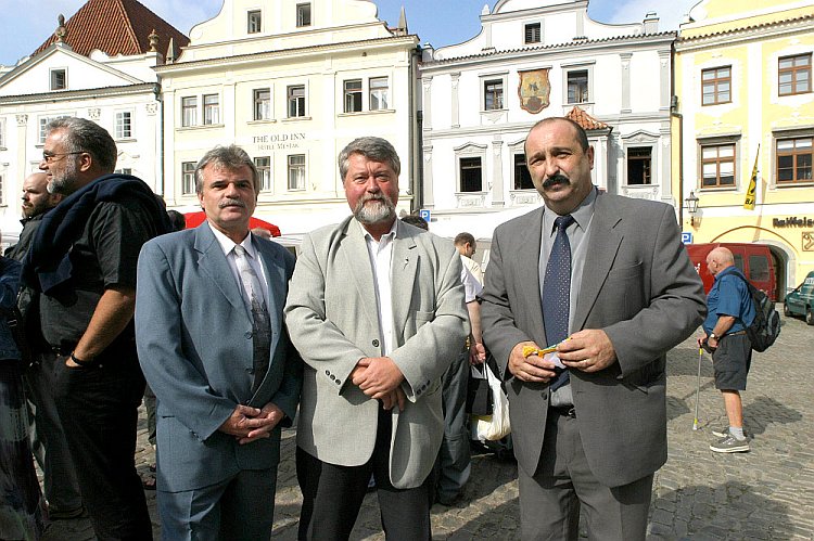 Miloš Michálek, MUDr. Lumír Mraček a Libor Frýba, program a setkání v centru města Český Krumlov, Den s handicapem - Den bez bariér Český Krumlov, 10. září 2005, foto: © Lubor Mrázek