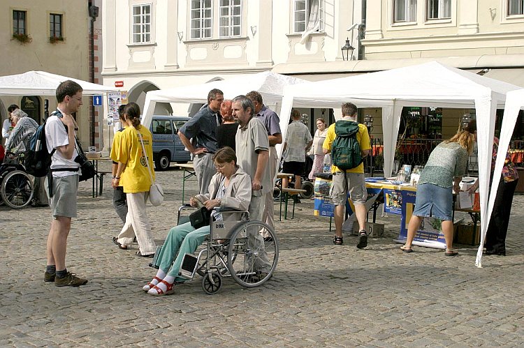 Program a setkání v centru města Český Krumlov, Den s handicapem - Den bez bariér Český Krumlov, 10. září 2005, foto: © Lubor Mrázek