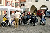 Program a setkání v centru města Český Krumlov, Den s handicapem - Den bez bariér Český Krumlov, 10. září 2005, foto: © Lubor Mrázek 