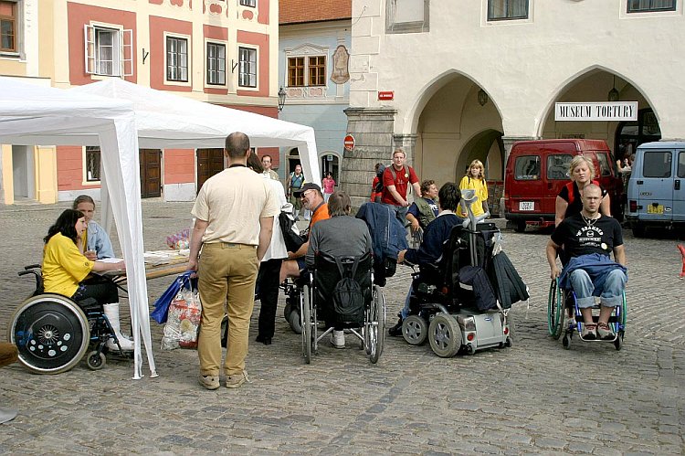 Program a setkání v centru města Český Krumlov, Den s handicapem - Den bez bariér Český Krumlov, 10. září 2005, foto: © Lubor Mrázek