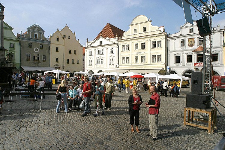 Program a setkání v centru města Český Krumlov, Den s handicapem - Den bez bariér Český Krumlov, 10. září 2005, foto: © Lubor Mrázek