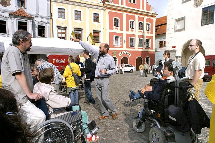 Prohlídka města Český Krumlov pro handicapované, Den s handicapem - Den bez bariér Český Krumlov, 10. září 2005, foto: © Lubor Mrázek