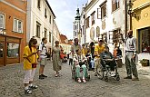 Prohlídka města Český Krumlov pro handicapované, Den s handicapem - Den bez bariér Český Krumlov, 10. září 2005, foto: © Lubor Mrázek 