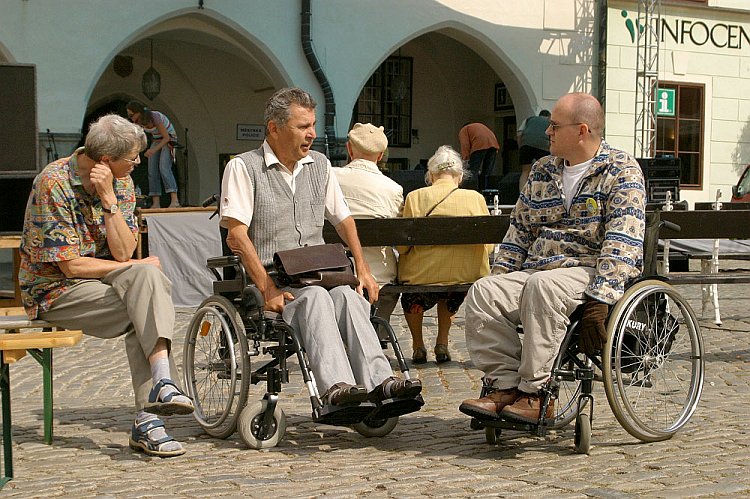 Program a setkání v centru města Český Krumlov, Den s handicapem - Den bez bariér Český Krumlov, 10. září 2005, foto: © Lubor Mrázek