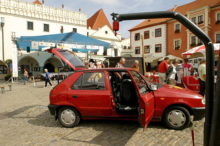 Program a setkání v centru města Český Krumlov, Den s handicapem - Den bez bariér Český Krumlov, 10. září 2005, foto: © Lubor Mrázek