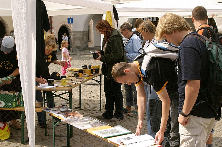 Pomocné tlapky, program a setkání v centru města Český Krumlov, Den s handicapem - Den bez bariér Český Krumlov, 10. září 2005, foto: © Lubor Mrázek