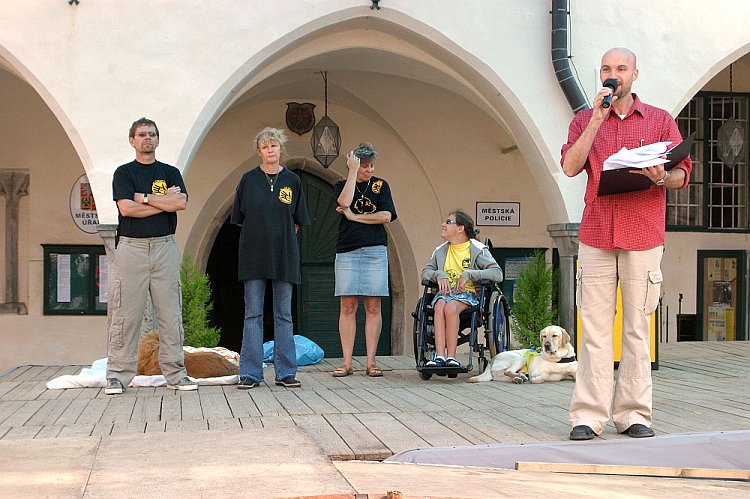 Pomocné tlapky, program a setkání v centru města Český Krumlov, Den s handicapem - Den bez bariér Český Krumlov, 10. září 2005, foto: © Lubor Mrázek