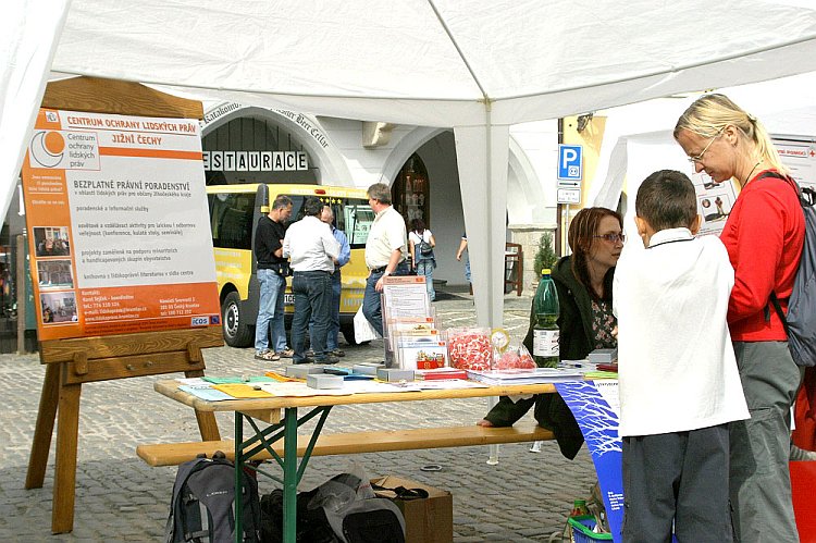 Občanské sdružení ICOS, program a setkání v centru města Český Krumlov, Den s handicapem - Den bez bariér Český Krumlov, 10. září 2005, foto: © Lubor Mrázek