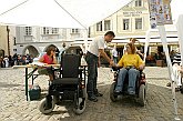 Zkuste si to na chvíli, program a setkání v centru města Český Krumlov, Den s handicapem - Den bez bariér Český Krumlov, 10. září 2005, foto: © Lubor Mrázek 