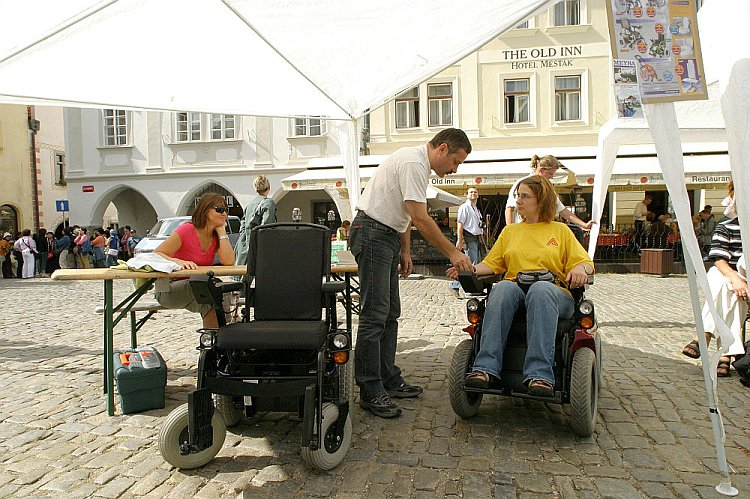 Zkuste si to na chvíli, program a setkání v centru města Český Krumlov, Den s handicapem - Den bez bariér Český Krumlov, 10. září 2005, foto: © Lubor Mrázek