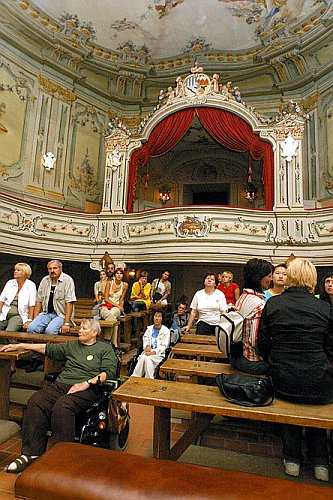 Prohlídka zámeckého barokního divadla, Den s handicapem - Den bez bariér Český Krumlov, 10. září 2005, foto: © Lubor Mrázek