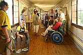 Prohlídka zámku Český Krumlov pro handicapované, Den s handicapem - Den bez bariér Český Krumlov, 10. září 2005, foto: © Lubor Mrázek 