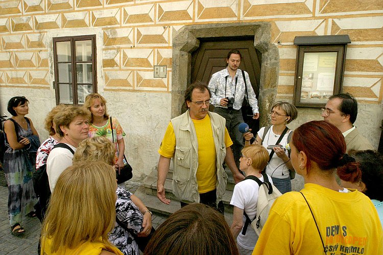 Prohlídka města Český Krumlov pro nevidomé, Den s handicapem - Den bez bariér Český Krumlov, 10. září 2005, foto: © Lubor Mrázek