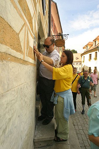 Prohlídka města Český Krumlov pro nevidomé, Den s handicapem - Den bez bariér Český Krumlov, 10. září 2005, foto: © Lubor Mrázek