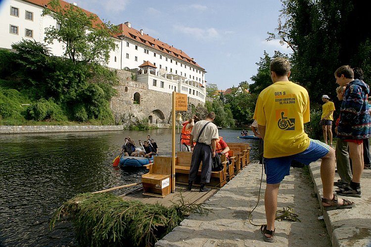 Vyhlídková plavba na voru, Den s handicapem - Den bez bariér Český Krumlov, 10. září 2005, foto: © Lubor Mrázek