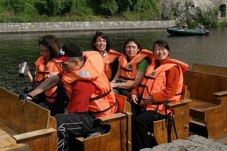 Vyhlídková plavba na voru, Den s handicapem - Den bez bariér Český Krumlov, 10. září 2005, foto: © Lubor Mrázek