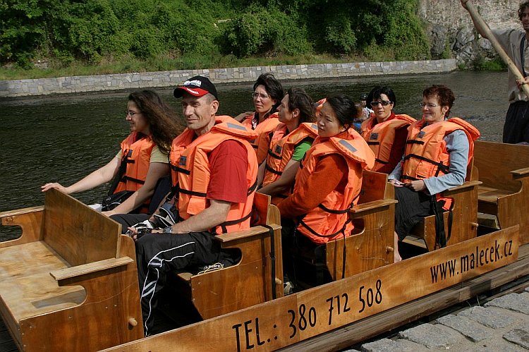 Vyhlídková plavba na voru, Den s handicapem - Den bez bariér Český Krumlov, 10. září 2005, foto: © Lubor Mrázek