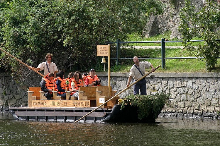 Vyhlídková plavba na voru, Den s handicapem - Den bez bariér Český Krumlov, 10. září 2005, foto: © Lubor Mrázek