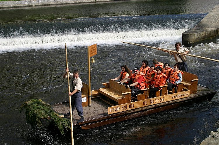 Vyhlídková plavba na voru, Den s handicapem - Den bez bariér Český Krumlov, 10. září 2005, foto: © Lubor Mrázek