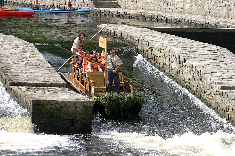 Vyhlídková plavba na voru, Den s handicapem - Den bez bariér Český Krumlov, 10. září 2005, foto: © Lubor Mrázek