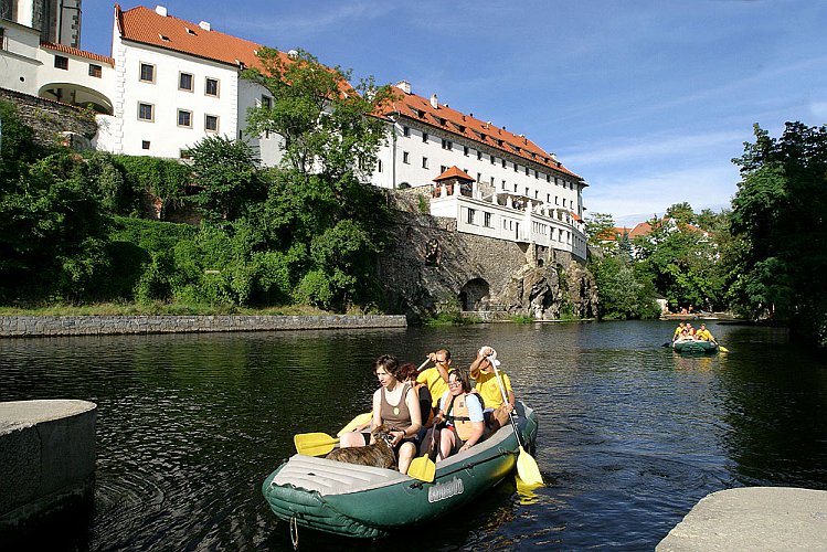 Vyhlídková plavba na raftu, Den s handicapem - Den bez bariér Český Krumlov, 10. září 2005, foto: © Lubor Mrázek