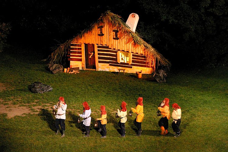 Sněhurka a sedm trpaslíků - otáčivé hlediště, zámecká zahrada, Den s handicapem - Den bez bariér Český Krumlov, 10. září 2005, foto: © Lubor Mrázek