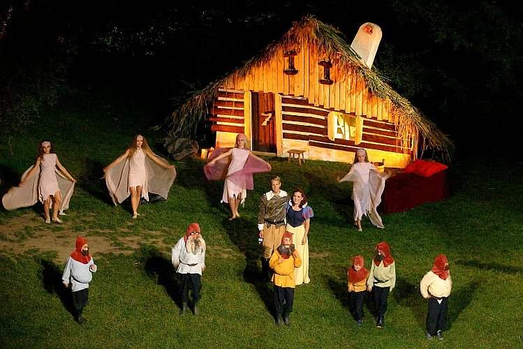 Sněhurka a sedm trpaslíků - otáčivé hlediště, zámecká zahrada, Den s handicapem - Den bez bariér Český Krumlov, 10. září 2005, foto: © Lubor Mrázek