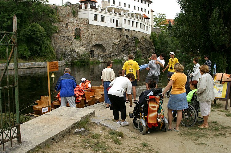 Vyhlídková plavba na voru, Den s handicapem - Den bez bariér Český Krumlov, 11. září 2005, foto: © Lubor Mrázek