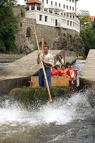 Vyhlídková plavba na voru, Den s handicapem - Den bez bariér Český Krumlov, 11. září 2005, foto: © Lubor Mrázek