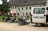 Vyhlídková plavba na voru - přeprava invalidních vozíků do cíle plavby, Den s handicapem - Den bez bariér Český Krumlov, 11. září 2005, foto: © Lubor Mrázek 