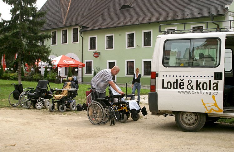 Vyhlídková plavba na voru - přeprava invalidních vozíků do cíle plavby, Den s handicapem - Den bez bariér Český Krumlov, 11. září 2005, foto: © Lubor Mrázek