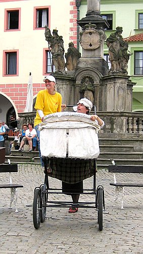 Vystoupení divadla Kvelb, Den s handicapem - Den bez bariér Český Krumlov, 11. září 2005, foto: © Miroslav Votřel