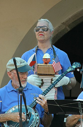 East Bay Banjo Club (USA, California, Orinda), Den s handicapem - Den bez bariér Český Krumlov, 11. září 2005, foto: © Lubor Mrázek