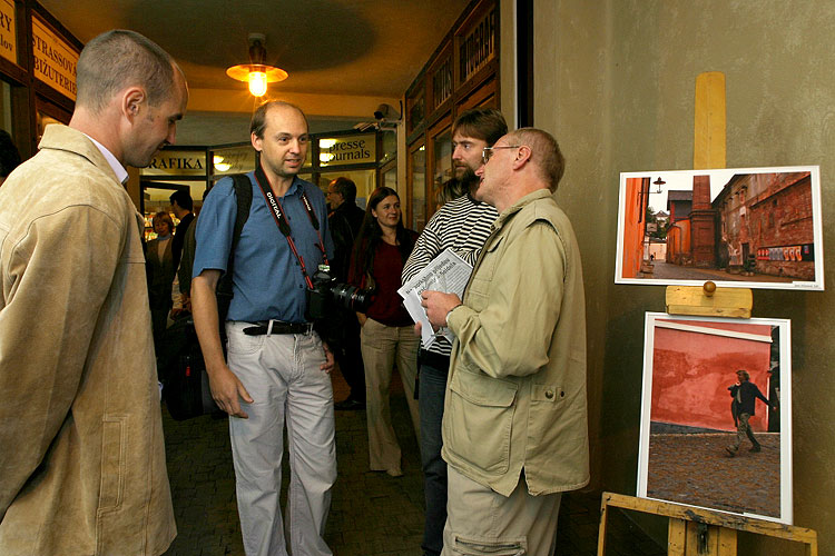 Vernisáž fotografií v Galerii Pasáž, workshop Nové školy digitální fotografie, 18. září 2005, foto: © Lubor Mrázek