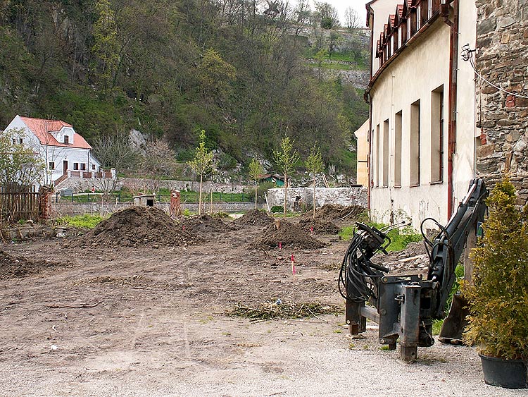 Nové dětské hřiště se zahradou v Hradební ulici v Č. Krumlově (nedaleko Benešova mostu) - záběr z průběhu výstavby, zdroj: archiv ČKRF spol. s r.o.