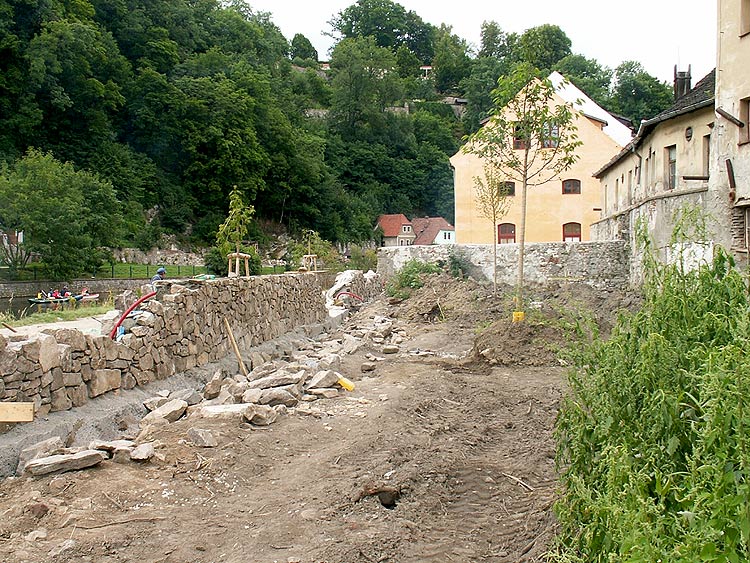 Nové dětské hřiště se zahradou v Hradební ulici v Č. Krumlově (nedaleko Benešova mostu) - záběr z průběhu výstavby, zdroj: archiv ČKRF spol. s r.o.