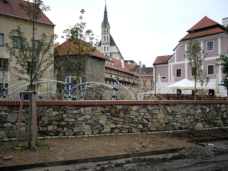 Nové dětské hřiště se zahradou v Hradební ulici v Č. Krumlově (nedaleko Benešova mostu), zdroj: archiv ČKRF spol. s r.o.