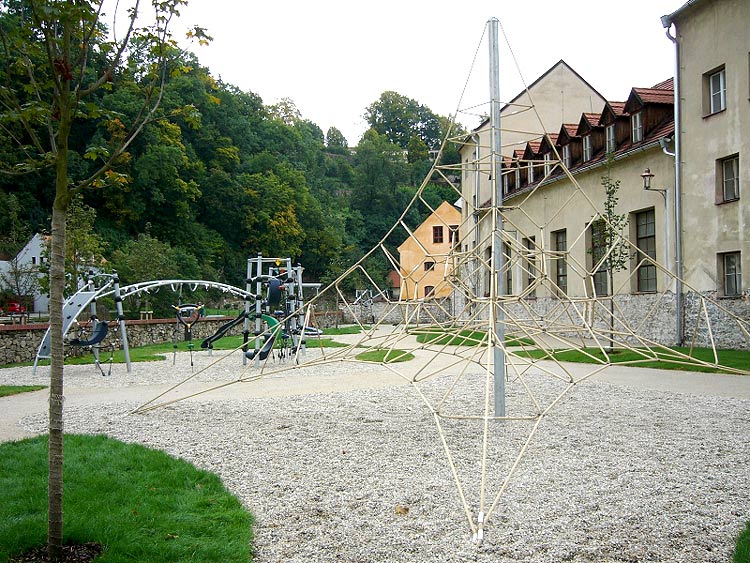 Nové dětské hřiště se zahradou v Hradební ulici v Č. Krumlově (nedaleko Benešova mostu), zdroj: archiv ČKRF spol. s r.o.