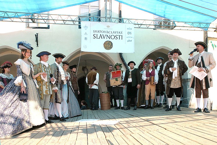 Průvod vinařů a pivovarníků, Svatováclavské slavností 2005 v Českém Krumlově, foto: © Lubor Mrázek