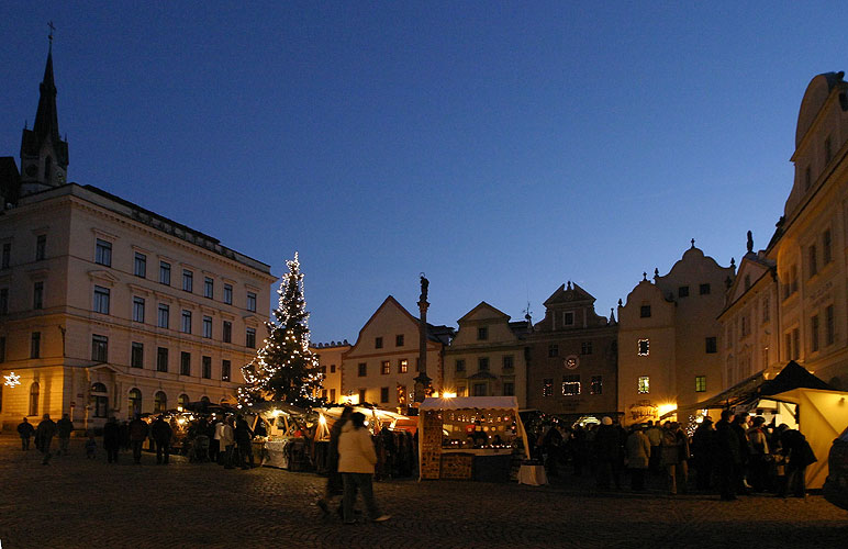 Vánoční jarmark na náměstí, advent a vánoce 2005 v Českém Krumlově, foto: © Lubor Mrázek