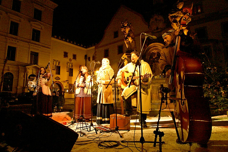 4. adventní (zlatá) neděle - křest CD „Štědrej večer nastal“ skupiny Kapka, advent a vánoce 2005 v Českém Krumlově, foto: © Lubor Mrázek