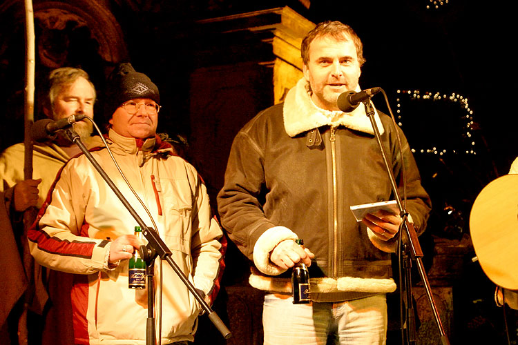 4. adventní (zlatá) neděle - křest CD „Štědrej večer nastal“ skupiny Kapka, advent a vánoce 2005 v Českém Krumlově, foto: © Lubor Mrázek