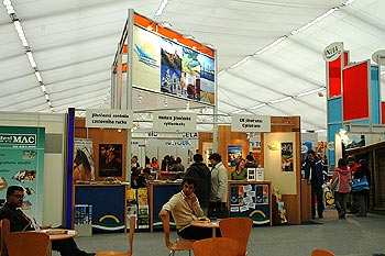 Společná expozice Jihočeské centrály cestovního ruchu na veletrhu cestovního ruchu Holiday World Praha v roce 2006, zdroj: archiv DM Český Krumlov 